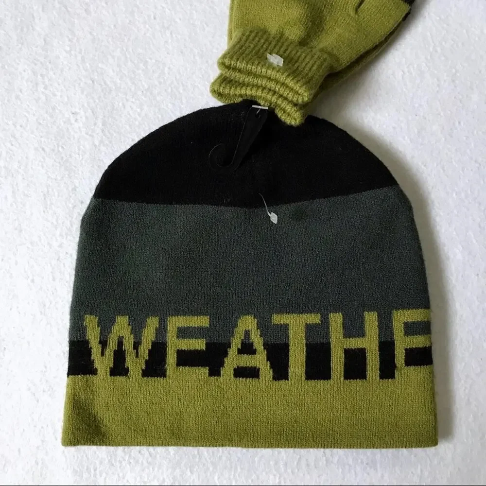 Weatherproof NWOT Beanie and Gloves Set Youth OS (8-16YO)